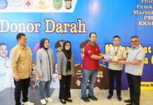read news – Kerukunan Keluarga Sulawesi Utara Gelar Donor Darah Setdako Batam Jefridin (kanan) saat acara donor darah yang digelar , Senin (10/7/2023) (Foto: abyaqsa ramadan - batamtv.com)