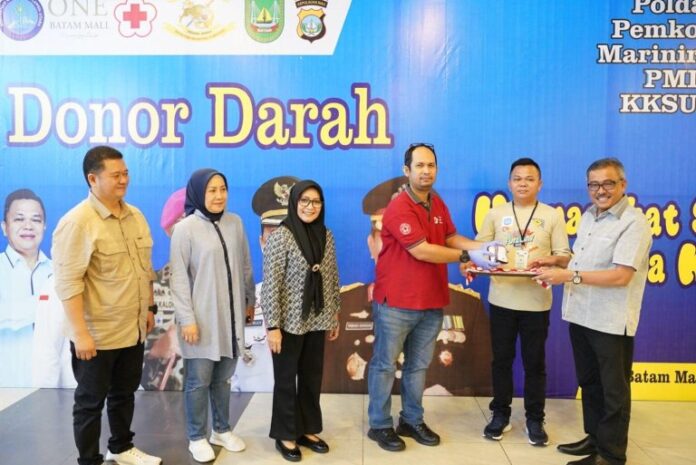 Setdako Batam Jefridin (kanan) saat acara donor darah yang digelar , Senin (10/7/2023) (Foto: abyaqsa ramadan - batamtv.com)