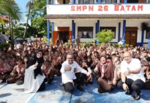read news – MPLS di SMPN 26 dan SMPN 34 Ditutup Secara Resmi dua Setdako Batam, Jefridin saat menghadiri MPLS di SMPN 26 Batam, rangka Masa Pengenalan Lingkungan Sekolah (MPLS), pada Rabu (12/7/2023). (Foto : muhammad amin - batanmtv.com )
