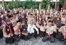 read news – Siswa SD Negeri 1 Batuaji Ikuti MPLS Tahun 2023 Setdako Batam Jefridin saat bersama Siswa SD Negeri 1 Batuaji Ikuti MPLS Tahun 2023. (Foto : muhammad amin - batamtv.com)