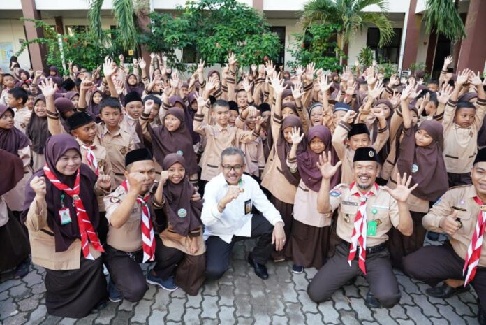 Setdako Batam Jefridin saat bersama Siswa SD Negeri 1 Batuaji Ikuti MPLS Tahun 2023. (Foto : muhammad amin - batamtv.com)