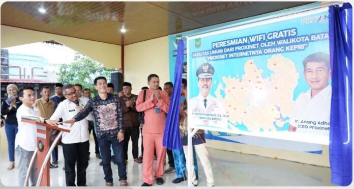 Bantuan layanan WiFi gratis di Fasum Taman Raya Tahap 3 diberikan  dari perusahaan jasa layanan internet Proxinet. Peresmian penggunaan layanan internet gratis untuk warga ini dihadiri Sekretaris Daerah (Sekda) Kota Batam, Jefridin Hamid, M.Pd , Sabtu (15/7/2023) (Foto : muhammad amin - batamtv.com)