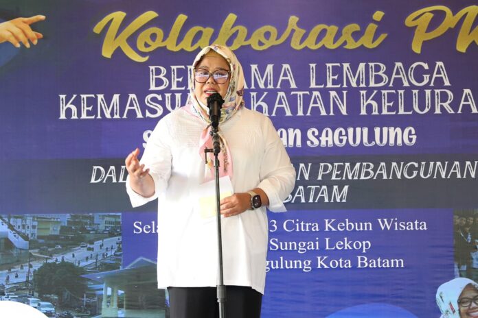 (Foto : muhammad amin - batamtv.com,) Wagub Kepri yang juga Ketua TP PKK Kota Batam Marlin Agustina saat menghadiri silaturahmi di Citra Kebun Wisata, Kecamatan Sagulung, Selasa (18/07/2023). Kegiatan bertema “Kolaborasi PKK bersama lembaga kemasyarakatan kelurahan dalam mewujudkan Pembangunan Kota”. (Foto : muhammad amin - batamtv.com,)