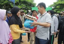 read news – Pasca Kebakaran di Pulau Buluh, ini Tindakan Cepat Pemerintah Kota Walikota Batam HM Rudi menyerahkan bantuan sembako kepada korban kebakaran yang menghanguskan 10 rumah di RT 06 RW 02, Kelurahan Pulau Buluh, Kecamatan Bulang, Rabu (19/7/2023). (Foto : muhammad amin - batamtv.com)