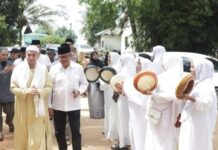 read news – Semarak Peringatan 1 Muharram 1445 Hijriah di Nongsa Peringatan 1 Muharram 1445 Hijriah di Kelurahan Sambau, Kecamatan Nongsa, menghadirkan penceramah Habib Geys Bin Abdurrahman Assegaf di Masjid Al-Muttaqin, Teluk Mata Ikan, Rabu (19/7/2023) juga dihadiri Setdako Batam Jefridin. (peci hitam) (Foto : abuaqsa ramadan - batamtv.com)