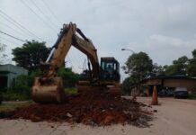 read news – Alhamdulillah, Jalan Rusak ke Pelabuhan Sagulung Mulai Diperbaiki Sejumlah jalan berlubang di kawasan jalan menuju ke Pelabuhan Sagulung mulai ditambal. Beberapa alat berat sudah dimobilisasi mulai kami kemarin (21/07/2023) malam untuk mengejar waktu agar perbaikan jalan tersebut segera selesai. (Foto : abyaqsa ramadan - batamtv.com)
