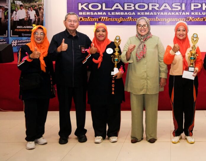 Wagub Kepri Marlin Agustina menghadiri Kolaborasi PKK Bersama Lembaga Kemasyarakatan Kelurahan dalam Mewujudkan Pembangunan Kota Batam di Kecamatan Batam Kota bersama Wakil Ketua III DPRD Kepri T Afrizal Dahlan (kedua dari kiri)  Kamis (20/7) siang.(Foto : muhammad amin - batamtv.com)