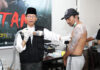 read news – Warga Ikuti Program Hapus Tatto Amsakar Achmad (kiri) selaku Wakil Walikota Batam usai membuka program hapus tato gratis (𝘛𝘢𝘵𝘵𝘰𝘰 𝘙𝘦𝘮𝘰𝘷𝘢𝘭 𝘔𝘰𝘷𝘦𝘮𝘦𝘯𝘵) yang digelar komunitas #BeraniHijrahBaik Sabtu, (15/7/2023) pagi. Acara dipusatkan di Teh Tarik Belakang Padang Melawa Ruko KBC Blom A 6-7 Batam Center. (Foto : abyaqsa ramadan - batamtv.com)