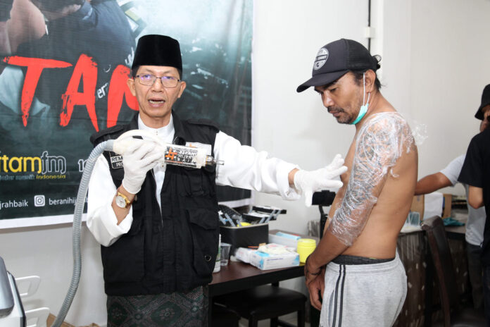 Amsakar Achmad (kiri) selaku Wakil Walikota Batam usai membuka program hapus tato gratis (𝘛𝘢𝘵𝘵𝘰𝘰 𝘙𝘦𝘮𝘰𝘷𝘢𝘭 𝘔𝘰𝘷𝘦𝘮𝘦𝘯𝘵) yang digelar komunitas #BeraniHijrahBaik Sabtu, (15/7/2023) pagi. Acara  dipusatkan  di Teh Tarik Belakang Padang Melawa Ruko KBC Blom A 6-7 Batam Center. (Foto : abyaqsa ramadan - batamtv.com)