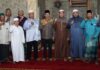 read news – Salurkan Bantuan ke Yatim di Peringatan 1 Muharram 1445 Hijriyah Wakil Wali Kota Batam, Amsakar Achmad menghadiri Peringatan tahun baru Islam 1445 Hijriyah/2023 ini digelar di Masjid Al Qodar, Bengkong Kolam, Senin (24/7/2023) malam. (Foto : abyaqsa ramadan - batamtv.com)