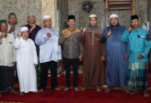 read news – Salurkan Bantuan ke Yatim di Peringatan 1 Muharram 1445 Hijriyah Wakil Wali Kota Batam, Amsakar Achmad menghadiri Peringatan tahun baru Islam 1445 Hijriyah/2023 ini digelar di Masjid Al Qodar, Bengkong Kolam, Senin (24/7/2023) malam. (Foto : abyaqsa ramadan - batamtv.com)