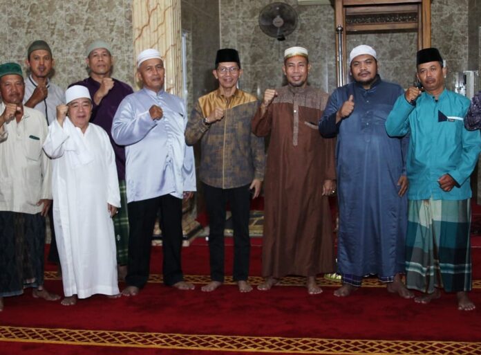 Wakil Wali Kota Batam, Amsakar Achmad menghadiri Peringatan tahun baru Islam 1445 Hijriyah/2023 ini digelar di Masjid Al Qodar, Bengkong Kolam, Senin (24/7/2023) malam. (Foto : abyaqsa ramadan - batamtv.com)