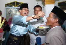 read news – Prosesi Sedekah Bumi Kelompok Tani Dapur 12 di Masjid An-Nur Sagulung Wakil Walikota Batam, Amsakar Achmad saat menyuapi seorang sesepuh Kelompok Tani di Seipelunggut Sagulung , Selasa (18/7/2023) (Foto : abyaqsa ramadan - batamtv.com)