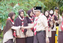 read news – Gerakan Pramuka Ranting Batuaji Ikuti Orientasi Pembinaan Satuan Ketua Kwartir Cabang (Kwarcab) Gerakan Pramuka Kota Batam sekaligus Sekretaris Daerah Kota Batam, Jefridin, M. Pd. saat membuka langsung Orientasi Pembinaan Satuan Gerakan Pramuka Kwartir Ranting (Kwaran) Batuaji, di Bukit Senimba Temiang, Sabtu (22/7/2023). (Foto : abyaqsa ramadan - batamtv.com)
