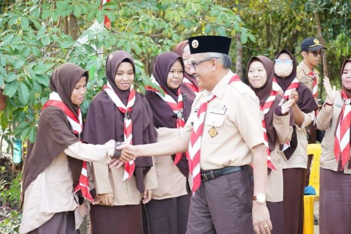 Ketua Kwartir Cabang (Kwarcab) Gerakan Pramuka Kota Batam sekaligus Sekretaris Daerah Kota Batam, Jefridin, M. Pd. saat membuka langsung Orientasi Pembinaan Satuan Gerakan Pramuka Kwartir Ranting (Kwaran) Batuaji, di Bukit Senimba Temiang, Sabtu (22/7/2023). (Foto : abyaqsa ramadan - batamtv.com)