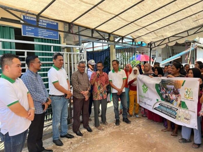 Sekretaris Daerah Kota Batam, Jefridin, M. Pd (keempat dari kiri) bersama dengan jajaran Direksi Developer Central Sukajadi Grup menyerahkan bantuan paket Sembako kepada masyarakat di Batuaji, Sabtu (22/07/2023). (Foto : abyaqsa ramadan - batamtv.com)