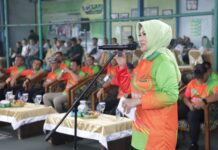 read news – Turnamen Tennis Beregu Adhyaksa Open 2023 Dibuka Kepala Kejaksaan Negeri (Kajari) Batam, Herlina Setyorini saat sambutan mengatakan turnamen tenis yang merebutkan piala bergilir Kajati Kepri tersebut digelar dalam rangka menyambut Hari Bhakti Adhyaksa ke-63 Tahun, yang jatuh pada Sabtu 22 Juli 2023. (Foto : abyaqsa ramadan - batamtv.com)