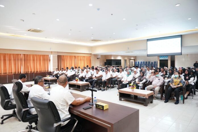 Setdako Batam, Jefridin (kursi depan , tengah)  membuka secara resmi kegiatan Diseminasi Audit Kasus Stunting Kota Batam Semester 1 Tahun 2023 di Aula Engku Hamidah, Rabu (25/07/2023). (Foto : abyaqsa ramadan - batamtv.com)