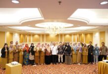 read news – PNS Pemko Tingkatkan Kemahiran Berbahasa Indonesia Setdako Batam, Jefridin (tengah, baju putih) saat membuka Penyuluhan Peningkatan Kemahiran Berbahasa Indonesia bagi Pegawai Instansi Pemerintah Kota Batam di Harmoni One Hotel, Selasa (25/7/2023). (Foto : abyaqsa ramadan - batamtv.com)