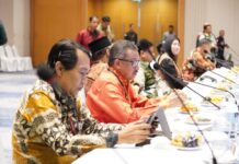 read news – Setdako Batam Hadiri RUPS Luar Biasa BRKS Rapat Umum Pemegang Saham Luar Biasa (RUPS LB) Bank Riau Kepri Syariah (BRKS) Tahun 2023 digelar di Radisson Hotel, Kamis (27/7/2023). Rapat dihadiri para pemegang saham dari Provinsi Riau dan Provinsi Kepulauan Riau. (Foto : abyaqsa ramadan - batamtv.com)
