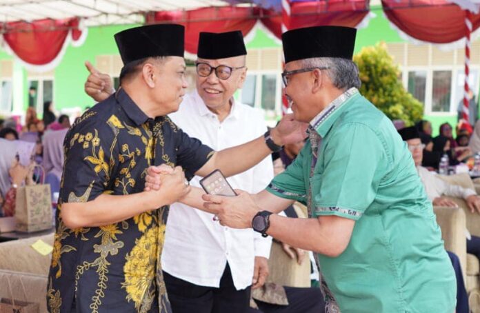 (Foto : abyaqsa ramadan - batamtv.com) Sekretaris Daerah Kota Batam, Jefridin, M.Pd. (baju hijau) saat hadir dalam syukuran Milad ke-35 Pondok Pesantren Darul Falah Batam di Batu Besar, Kecamatan Nongsa, Sabtu (29/07/2023). (Foto : abyaqsa ramadan - batamtv.com)