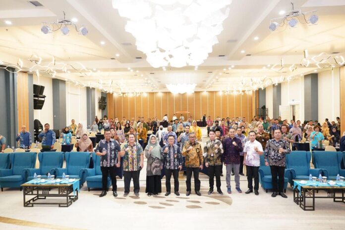 Sekretariat Daerah Kota Batam, Jefridin (keempat dair kanan) saat  hari dalam Sosialisasi Implementasi Pengelolaan BLUD di Planet Holiday Hotel, Kamis (27/7/2023). (Foto : muhammad amin - batamtv.com)