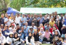 read news – Kemeriahan Family Gathering Kerukunan Keluarga Wajo Kota Batam Setdako Batam Jefridin saat bersama masyarakat Bugis yang tergabung dalam Kerukunan Keluarga Wajo (KKW) Kota Batam di Pantai Tanjung Pinggir Kecamatan Sekupang di acara Family gathering Kerukunan Keluarga Wajo (KKW) Kota Batam di Pantai Tanjung Pinggir Kecamatan Sekupang, Minggu (30/07/2023). (Foto : abyaqsa ramadan - batamtyv.com)