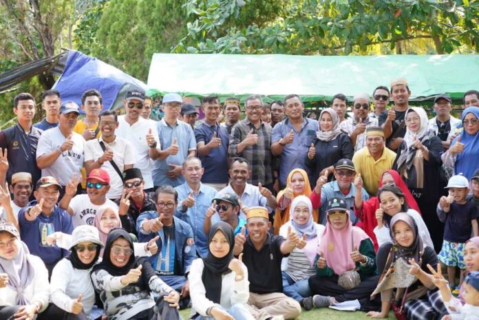Setdako Batam Jefridin saat bersama  masyarakat Bugis yang tergabung dalam Kerukunan Keluarga Wajo (KKW) Kota Batam di Pantai Tanjung Pinggir Kecamatan Sekupang di acara Family gathering Kerukunan Keluarga Wajo (KKW) Kota Batam di Pantai Tanjung Pinggir Kecamatan Sekupang, Minggu (30/07/2023).  (Foto : abyaqsa ramadan - batamtyv.com)