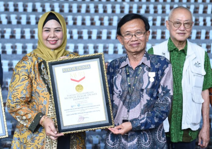 Ketua Tim Penggerak PKK Kepri Dewi Kumalasari Ansar (kiri) saat penyerahan penghargaan MURI. (Foto : abyaqsa ramadan - batamtv.com)