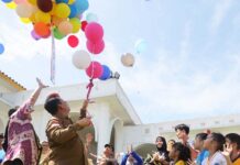 read news – Peringatan Hari Anak Nasional Digelar di Tanjungpinang Gubernur Kepri Ansar Ahmad saat dengan semangat tinggi merayakan peringatan Hari Anak Nasional (HAN) 2023 di Halaman Gedung Daerah Provinsi Kepulauan Riau, Tanjungpinang, Selasa (25/07) pagi. (Foto : dwi susilo - batamtv.com)