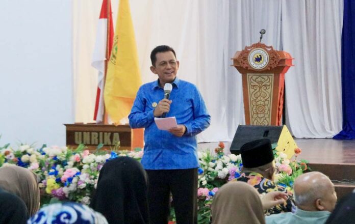 Gubernur Kepri, Ansar Ahmad memberikan kuliah umum ke mahasiswa di Unrika yang digelar Selasa (18/7) di auditorium UNRIKA Batam. (Foto : abyaqsa ramadan- batamtv.com)