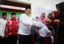 read news – Tiba di Anambas, Gubernur Ansar Disambut Hangat Masyarakat Gubernur Ansar Ahmad saat disambut ketika berkunjung ke Anambas, Kamis 20/7/2023) (Foto : abdi perdana - batamtv.com)