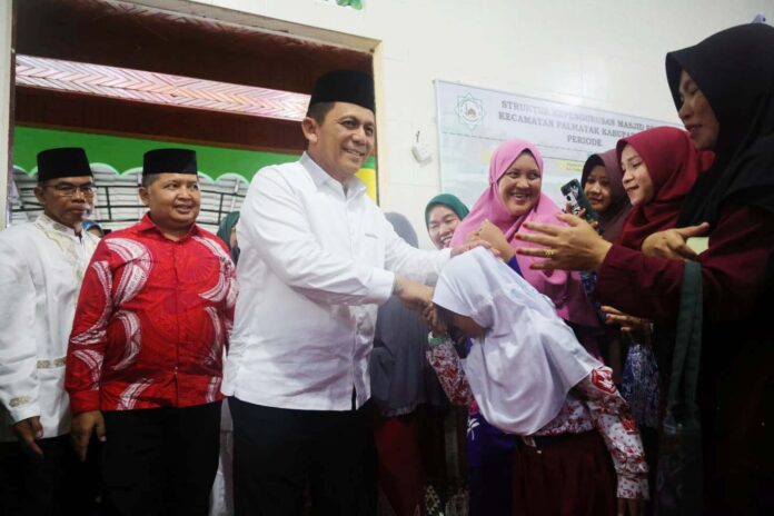 Gubernur Ansar Ahmad saat disambut ketika berkunjung ke Anambas, Kamis 20/7/2023) (Foto : abdi perdana - batamtv.com)