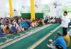 read news – Listrik di Pulau Karas Akan Hidup 24 Jam Gubernur Ansar saat bersilaturahmi dengan masyarakat Pulau Karas di Masjid Jami Nurul Ulum, Jum'at (14/07). Gubernur Ansar menyampaikan soal listrik yang akan menyala selama 24 jam di pulau tersebut. (Foto : muhammad amin - batamtv.com)