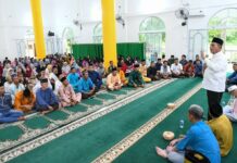 read news – Listrik di Pulau Karas Akan Hidup 24 Jam Gubernur Ansar saat bersilaturahmi dengan masyarakat Pulau Karas di Masjid Jami Nurul Ulum, Jum'at (14/07). Gubernur Ansar menyampaikan soal listrik yang akan menyala selama 24 jam di pulau tersebut. (Foto : muhammad amin - batamtv.com)