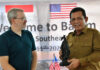 read news- Kunjungan WTC Utah untuk Mempelajari Peluang Bisnis dan Investasi Gubernur Kepulauan Riau H. Ansar Ahmad (kanan) saat menerima kunjungan delegasi World Trade Center (WTC) Utah Amerika Serikat, yang berkunjung ke Kepri dalam rangka Utah's Southeast Asia Business Trip di Restoran Sri Rezeki, Batam, Selasa (11/07). (Foto : muhammad amin - batamtv.com)