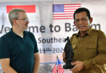 read news- Kunjungan WTC Utah untuk Mempelajari Peluang Bisnis dan Investasi Gubernur Kepulauan Riau H. Ansar Ahmad (kanan) saat menerima kunjungan delegasi World Trade Center (WTC) Utah Amerika Serikat, yang berkunjung ke Kepri dalam rangka Utah's Southeast Asia Business Trip di Restoran Sri Rezeki, Batam, Selasa (11/07). (Foto : muhammad amin - batamtv.com)