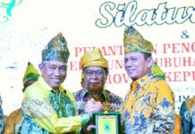 read news – Pelantikan Pengurus KBB Kepri Digelar di Batam Editor : Oktarian Reporter : Abyaqs Ramadan Ketua Umum Pengurus Wilayah Kerukunan Bubuhan Banjar Provinsi Kepri, H. Febrialin Razak (kiri) bersama Gubernur Kepri Ansar Ahmad. (Foto : abyaqsa ramadan - batamtv.com)