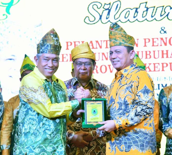  Editor : Oktarian  Reporter : Abyaqs Ramadan  Ketua Umum Pengurus Wilayah Kerukunan Bubuhan Banjar Provinsi Kepri, H. Febrialin Razak (kiri) bersama Gubernur Kepri Ansar Ahmad. (Foto : abyaqsa ramadan - batamtv.com)