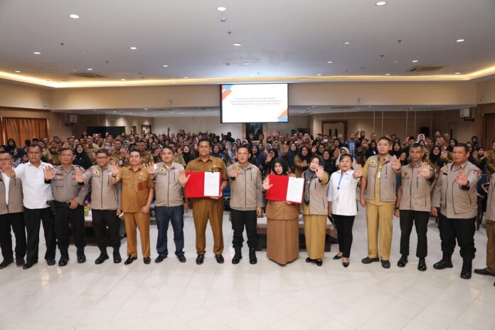 Penandatanganan Pakta Integritas Pencegahan Pungli Pelaksanaan Penerimaan Peserta Didik Baru (PPDB) Tahun Pelajaran 2023/2024 di Kota Batam yang berlangsung di Aula Embung Fatimah, Senin (03/06/2023) diikuti Kepala SD dan SMP se Batam . (Foto : muhammad amin - batamtv.com)