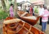 read news – Nelayan di Pulau Kundur Terima Bantuan Sampan dan Mesin Wakil Ketua II DPRD Karimun, Kepulauan Riau (Kepri) Rasno, SE, MSi (baju putih, kedua dari kanan) saat menyalurkan bantuan berupa sampan dan mesin kepada Kelompok Nelayan di Pulau Kundur, Minggu (9/7/2023). (Foto : abdi perdana - batamtv.com)