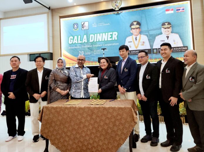 Asisten 2 Bidang Ekonomi dan Pembangunan sekaligus Pelaksana Tugas (Plt.) Kepala Dinas Pariwisata Provinsi Kepri Luki Zaiman Prawira (ketiga dari kiri) menggelar  Penandatanganan Nota Kesepahaman atau Memorandum of Understanding (MoU) dilaksanakan di Batam, Kamis (20/07) lalu. (Foto : dwi susilo - batamtv.com)