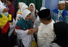 read news – 48 Jamaah Haji Anambas kembali ke Kampung Halaman Kedatangan Jemaah Haji asal Kabupaten Kepulauan Anambas berjumlah 48 orang disambut langsung oleh Wakil Bupati KKA Wan Zuhendra Selasa (4/7/2023). (Foto : abdi perdana - batamtv.com)