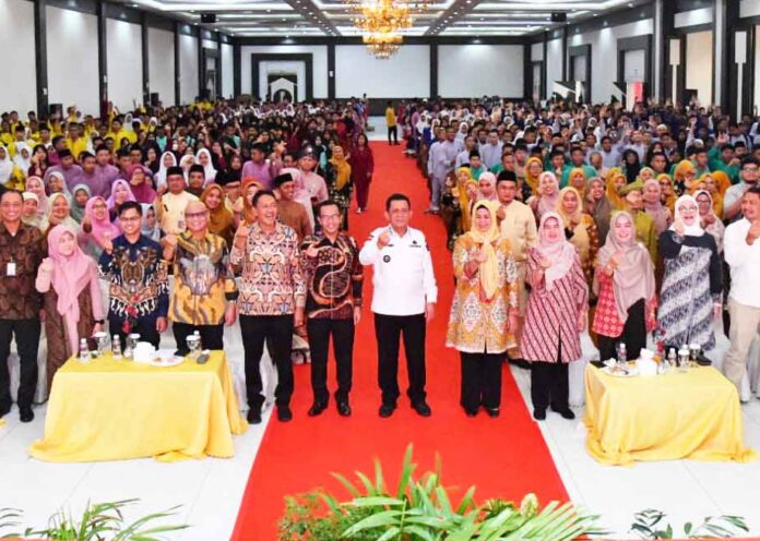 Gubernur Kepri Ansar  Ahmad meluncurkan Badan Layanan Usaha Daerah (BLUD) bagi SMK yang ada di Provinsi Kepri. Peluncuran tersebut dilakukan di Restoran Golden Prawn Bengkong Kota Batam, Rabu (19/7). (Foto : muhammad amin - batamtv.com)