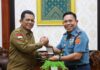 read news – Gubernur Ansar Terima Kunjungan Laksdya TNI Irvansyah Gubernur Kepri Ansar Ahmad (kiri) dan Laksamana Madya TNI Irvansyah, S.H., C.H.R.M.P., M.Tr.Opsla yang akan menduduki jabatan sebagai Kepala Badan Keamanan Laut (Bakamla) RI. Silaturahmi dilakukan di Gedung Daerah, Tanjungpinang, Selasa (25/07). (Foto : dwi susiloi - batamtv.com)