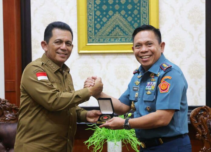 Gubernur Kepri Ansar Ahmad (kiri) dan Laksamana Madya TNI Irvansyah, S.H., C.H.R.M.P., M.Tr.Opsla yang akan  menduduki jabatan sebagai Kepala Badan Keamanan Laut (Bakamla) RI. Silaturahmi dilakukan  di Gedung Daerah, Tanjungpinang, Selasa (25/07). (Foto : dwi susiloi - batamtv.com)
