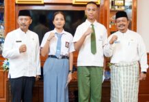 read news – Kepri Kirim Dua Capaska Tingkat Nasional 2023 Sekretaris Daerah Provinsi Kepulauan Riau Adi Prihantara (kiri) secara resmi melepas dua Calon Anggota Paskibraka (Capaska) Nasional tahun 2023 dan dua Peserta Pertukaran Pemuda Antar Negara (PPAN) asal Provinsi Kepri di Ruang Kerja Sekdaprov Kepri, Lt.3, Kantor Gubernur Kepri, Dompak, Jum'at(14/07) pagi. (Foto : dwi susilo - batamtv.com)