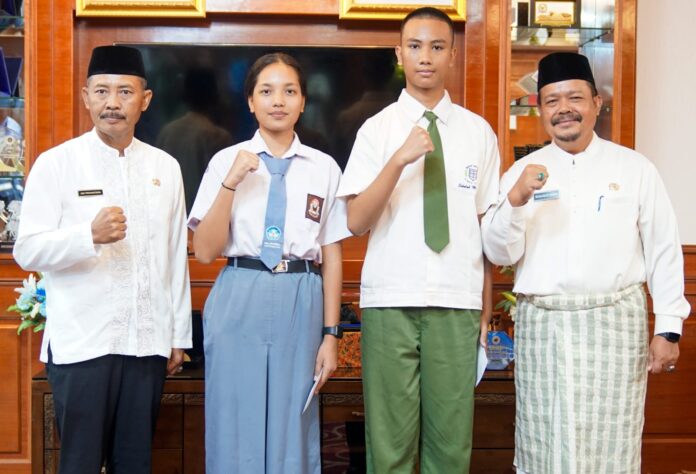 Sekretaris Daerah Provinsi Kepulauan Riau Adi Prihantara (kiri) secara resmi melepas dua Calon Anggota Paskibraka (Capaska) Nasional tahun 2023 dan dua Peserta Pertukaran Pemuda Antar Negara (PPAN) asal Provinsi Kepri di Ruang Kerja Sekdaprov Kepri, Lt.3, Kantor Gubernur Kepri, Dompak, Jum'at(14/07) pagi. (Foto : dwi susilo - batamtv.com)