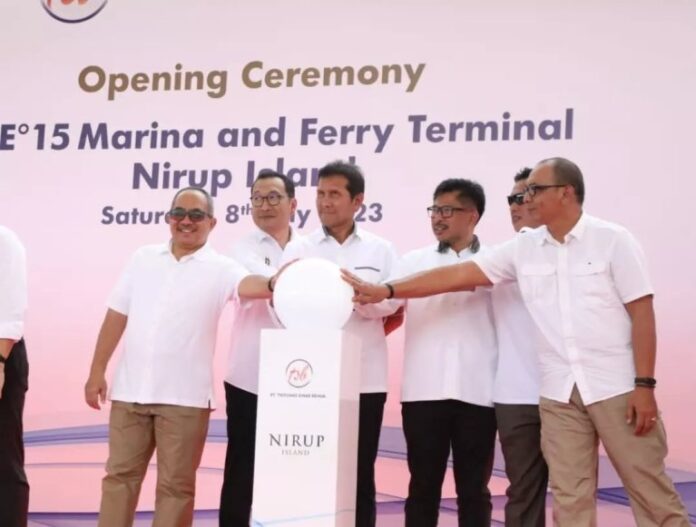 Ketua DPRD Batam Nuryanto, (Ketiga dari kanan) saat peresmian Terminal Khusus Pariwisata PT. Tritunas Sinar Benua dan One 15 Marina di Pulau Nirup, Batam pada Sabtu, 8 Juli 2023. (Foto : muhammad amin - batamtv.com)