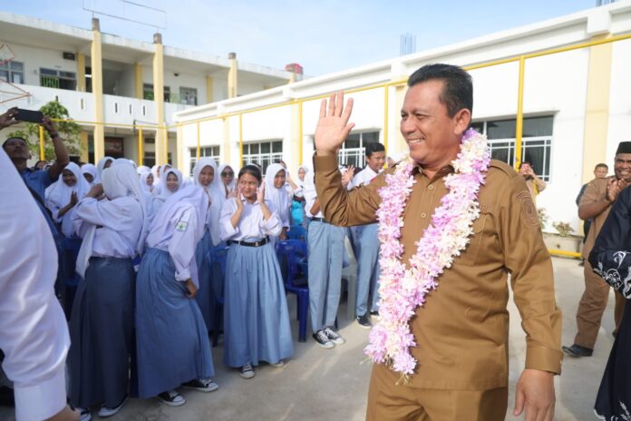Gubernur Kepri Ansar Ahmad saat hadir di Sosialisasi Pencegahan Stunting dilakukan pada remaja melalui Program Generasi Emas Anti Stunting (GeMas). Kegiatan ini digelar di SMKN 8 Sei Pelunggut, Kecamatan Sagulung, Kota Batam, pada Senin (10/7). (Foto : abyaqsa ramadan - batamtv.com)